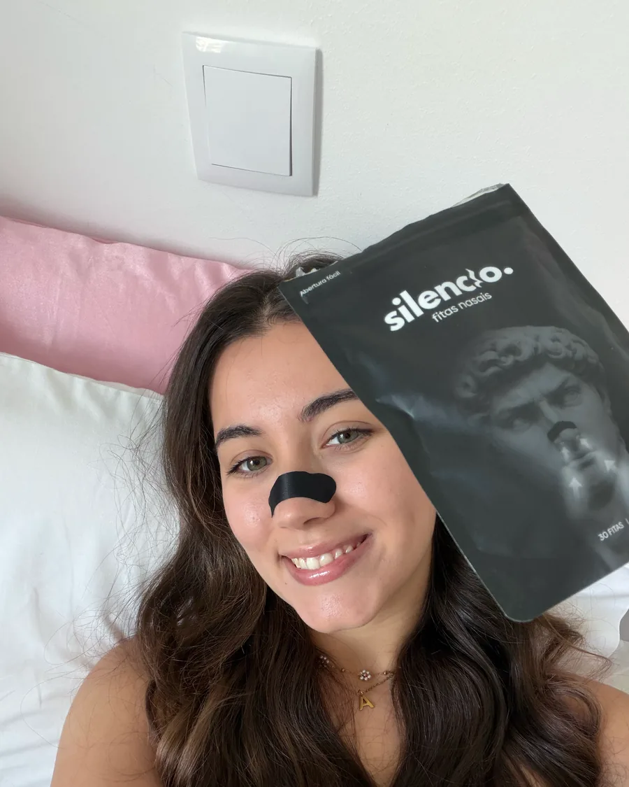 Criadora a mostrar as fitas nasais Silêncio